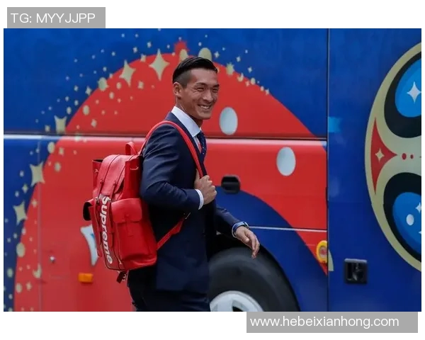 巴西足球明星华丽转身穿西装展现绅士风范与球场魅力